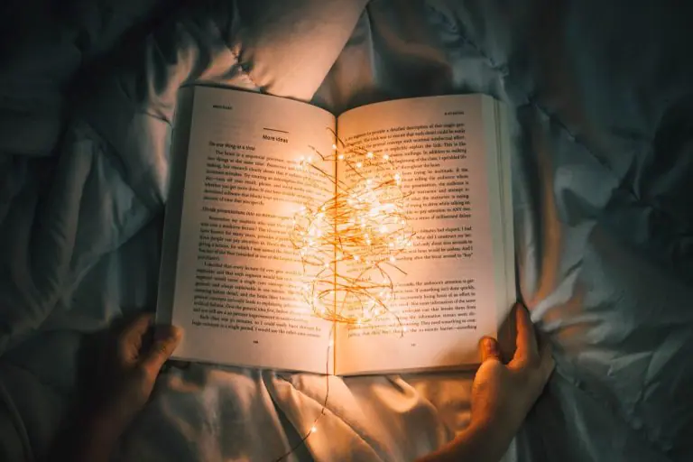 Une personne lisant des histoires courtes en anglais dans son lit
